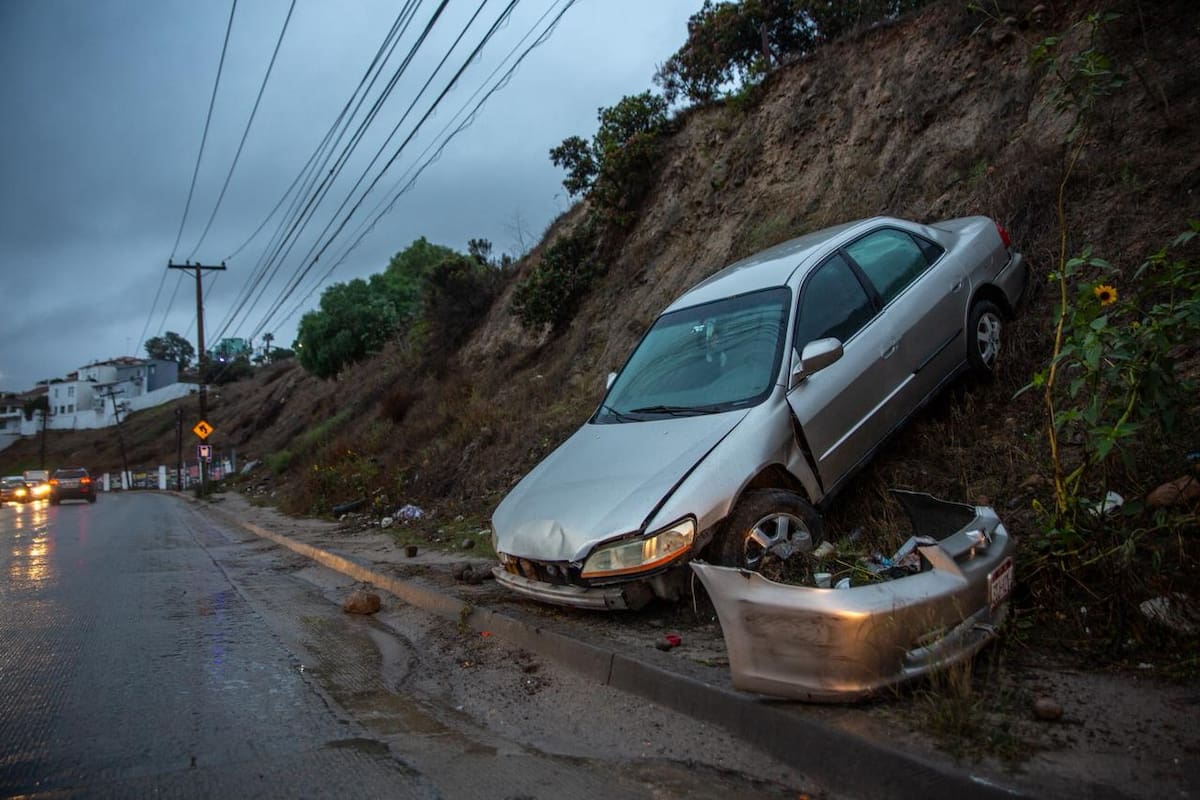Auto queda abandonado tras salirse del camino en Cuauhtémoc Sur