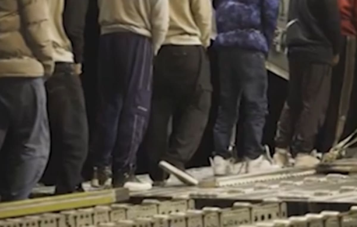 Captura de pantalla de un video compartido donde se puede ver a los deportados encadenados. / CNN.