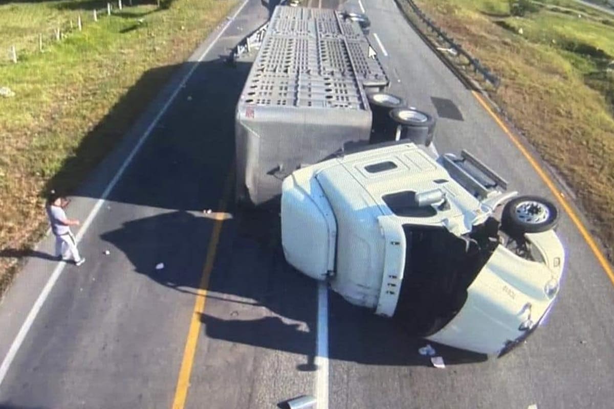 Muere conductor de trailer volcado en Edomex y habitantes rapiñan artículos electrodomésticos