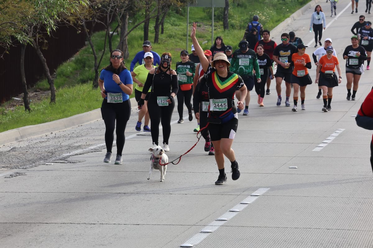 Los miles de asistentes realizaron el trayecto partiendo desde la Unidad Deportiva CREA hasta la Plaza Monumental de Playas de Tijuana.