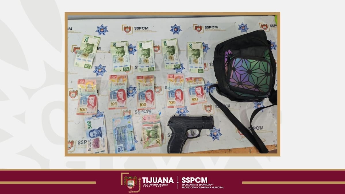 Se les aseguró un arma de utilería, teléfonos y dinero. Foto: Cortesía