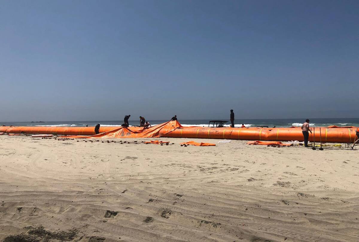 Un tramo de la playa centro comenzó a ser delimitado desde la zona de bares hasta el estacionamiento concesionado al DIF Municipal, sitio donde inició la colocación de barreras inflables, que servirán como rompeolas, durante la realización del Baja Beach Fest.