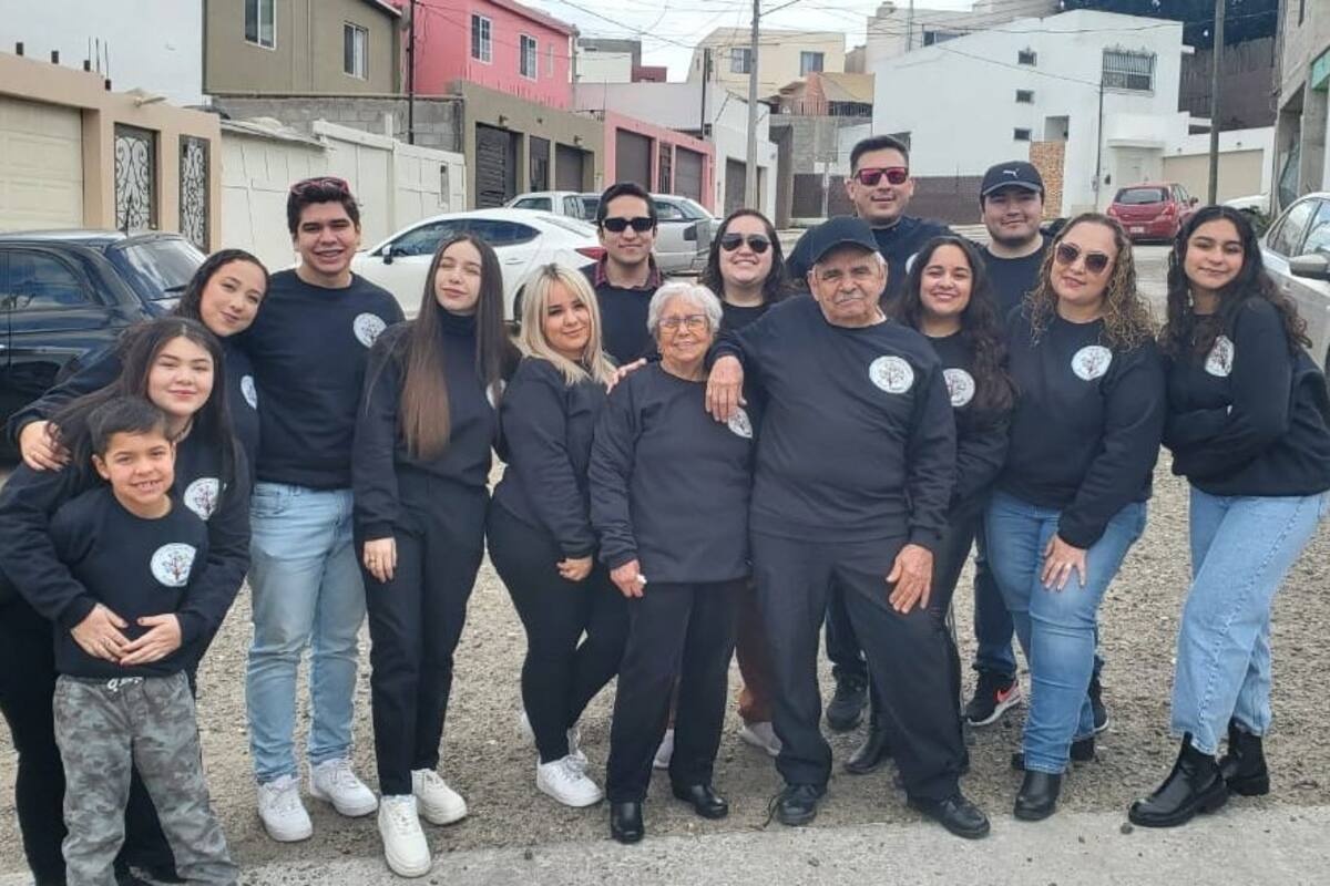 Venden chocolates para ayudar a su abuelito