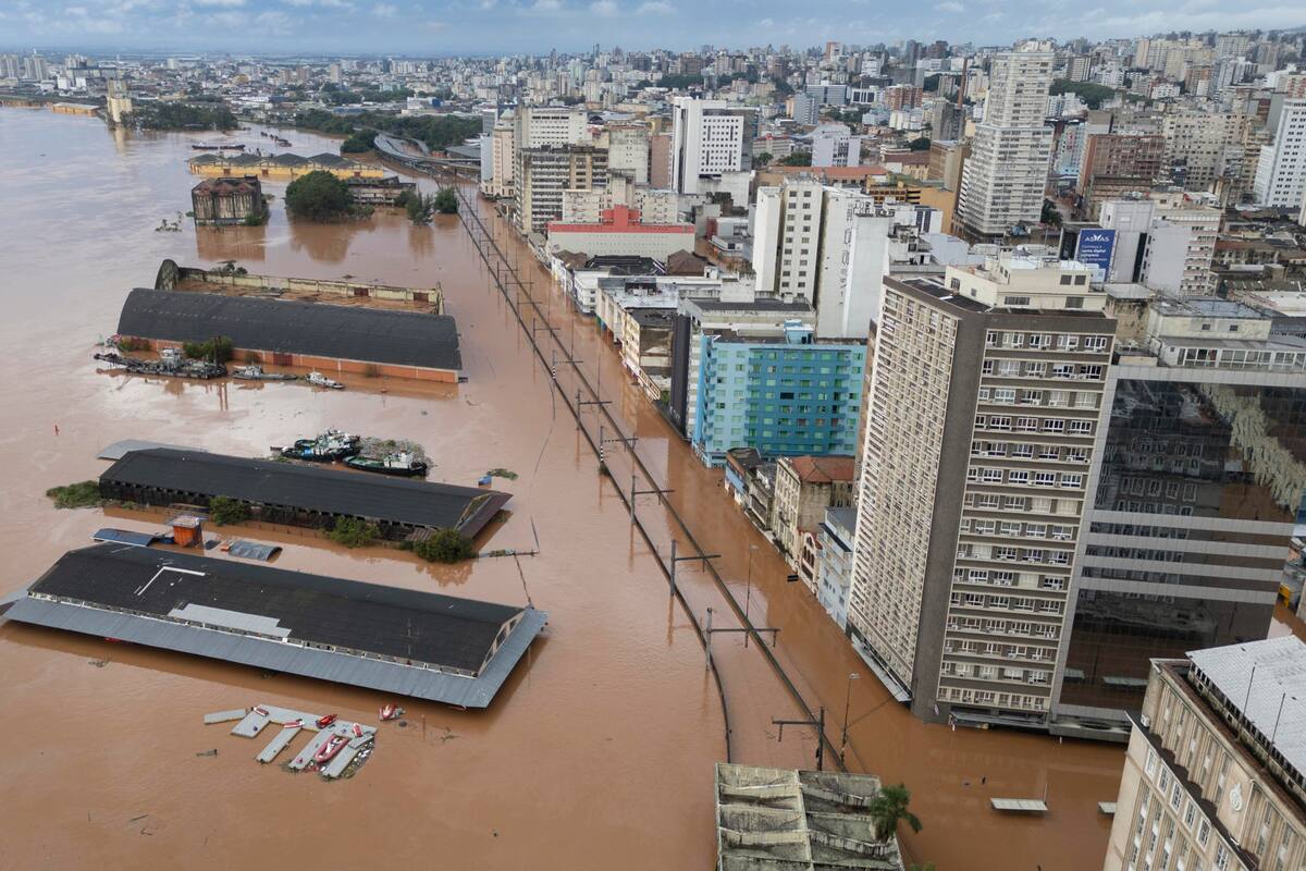 Van 76 muertes por inundaciones al Sur de Brasil