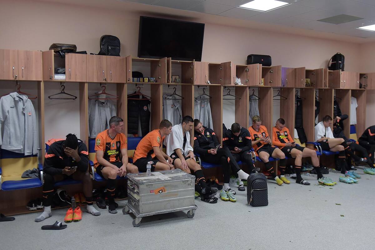 Alerta de bombardeo ruso suspende partido de futbol profesional en Ucrania (VIDEO)