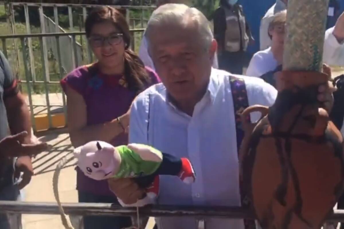Lanzan peluche del Dr. Simi a AMLO en Oaxaca