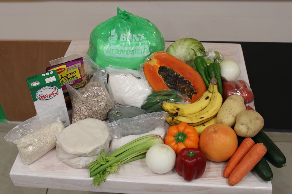 Los paquetes del programa “Alimento Compartido en tu Colonia” incluyen fruta, verdura y productos básicos como pasta, leche, tortillas y atún. FOTO: ESPECIAL
