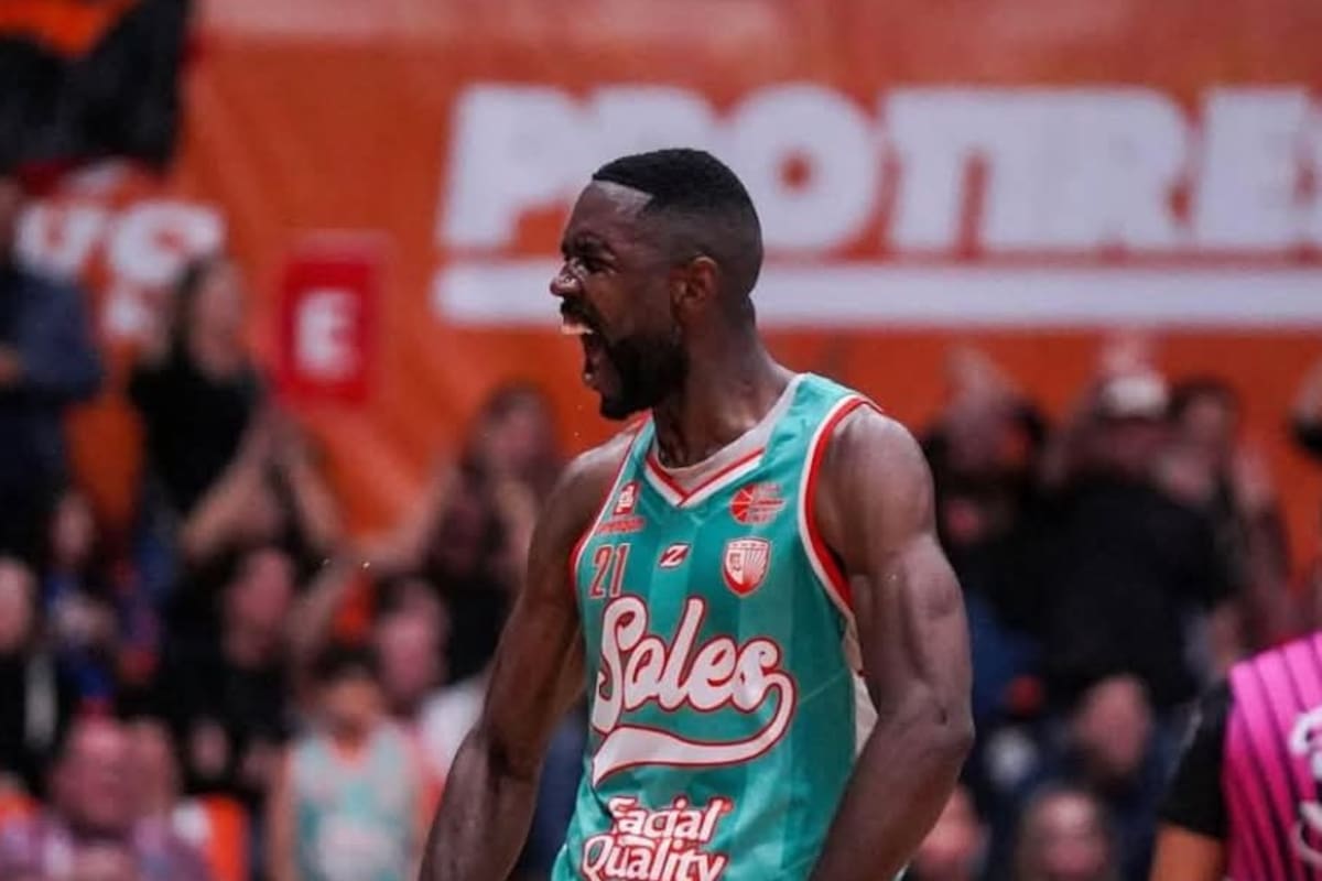 Joshua Webster se queda en Soles