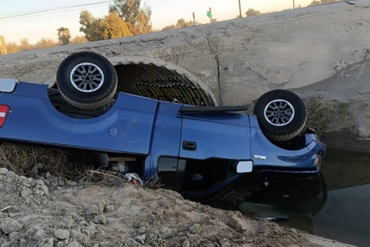Cae su vehículo a canal en carretera al Aeropuerto, abandona la unidad