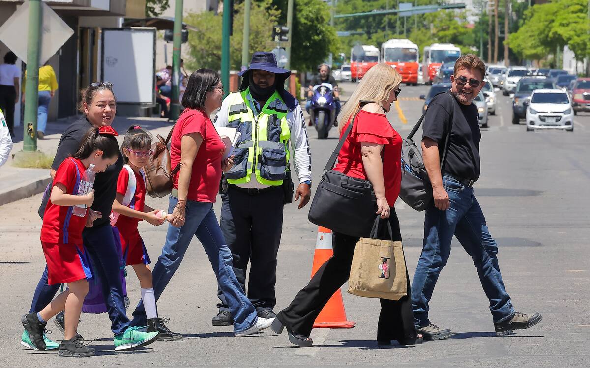 Agentes de Tránsito auxilian a los estudiantes y padres de familia para
cruzar el bulevar Rosales, a la altura de la calle Doctor Paliza, en el regreso a clases. FOTO: ELEAZAR ESCOBAR