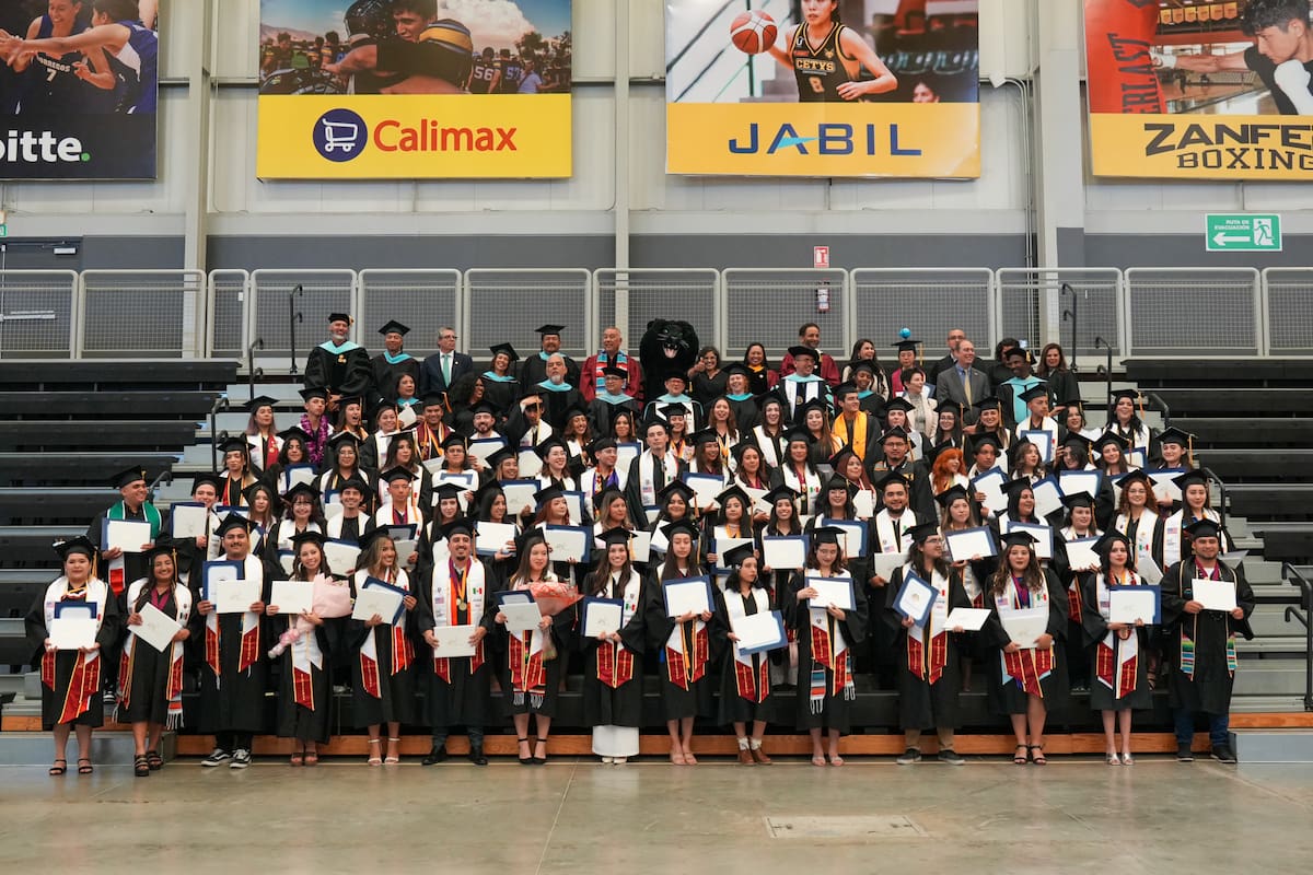 Se gradúan alumnos binacionales