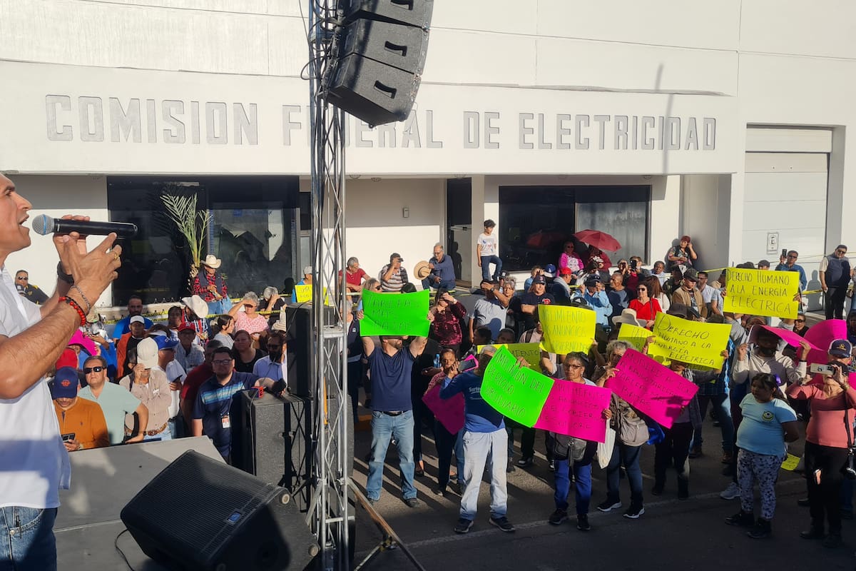 Usuarios se manifiestan frente a la CFE