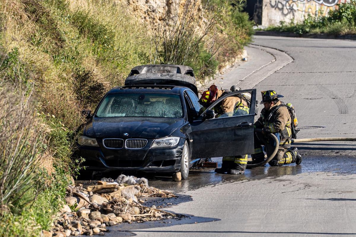 Fuego consume vehículo en Los Altos