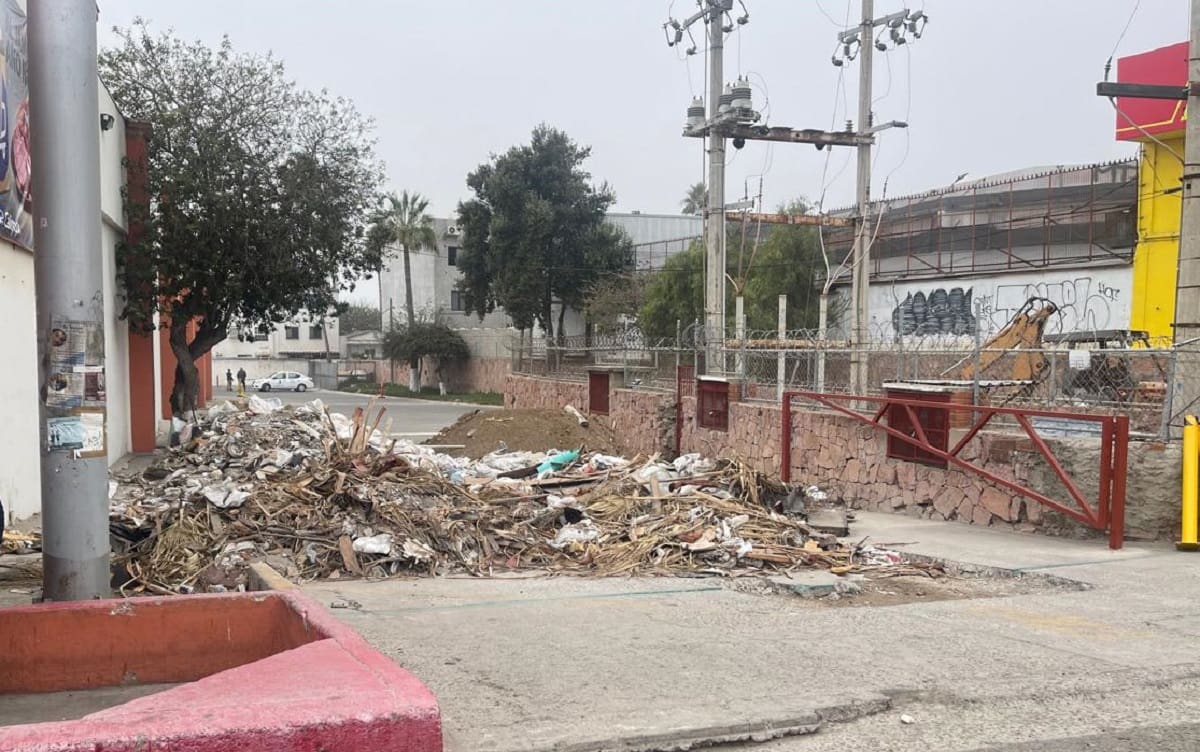 La zona donde desecharon la basura y el escombro es utilizado por los clientes y además es la entrada a proveedores.
