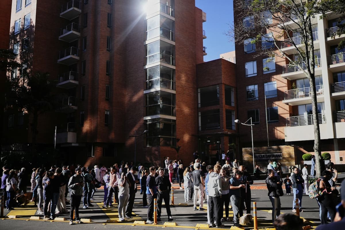 Varias personas permanecen fuera de sus casas tras el temblor que se sintió en Bogotá, Colombia, el lunes 10 de agosto de 2026. | Crédito: AP/Ivan Valencia