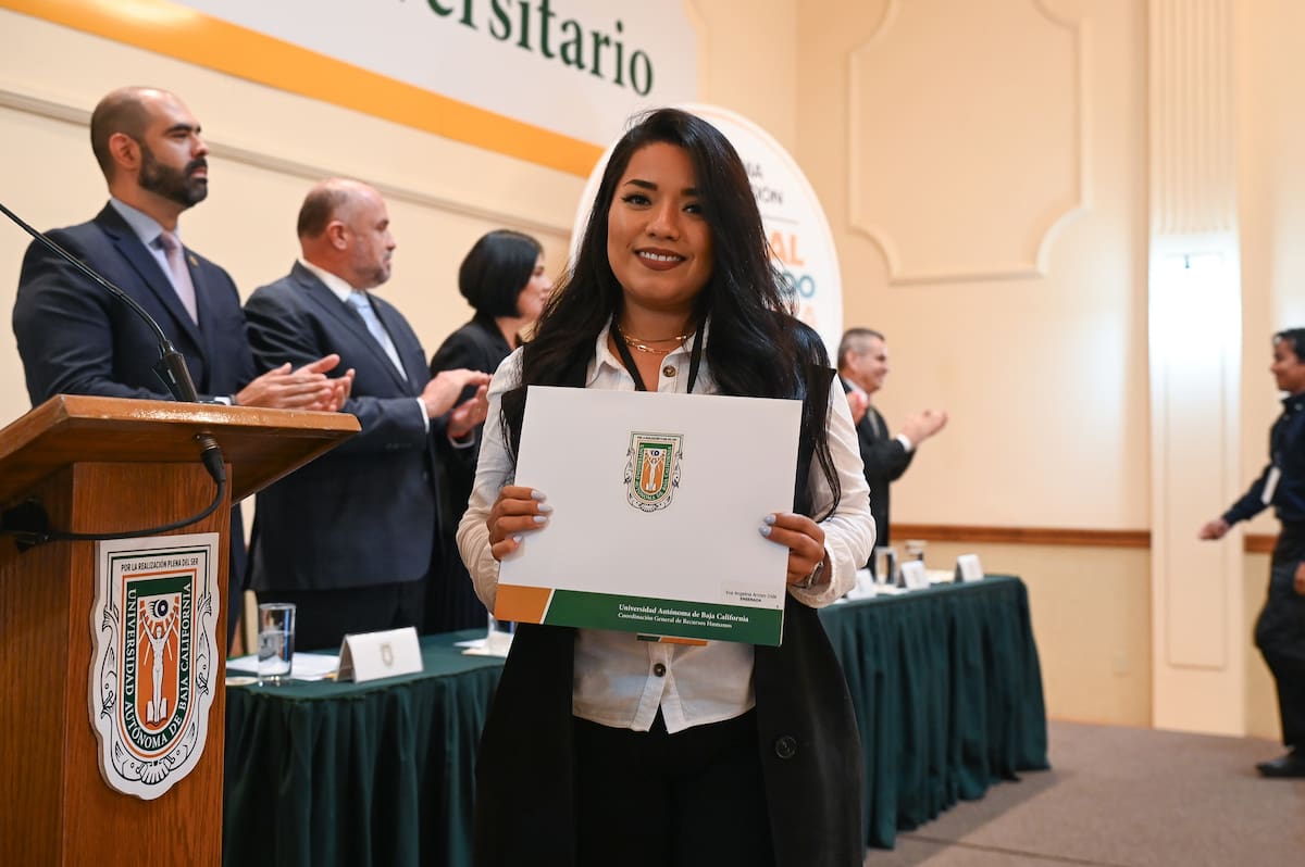 La Universidad Autónoma de Baja California (UABC) entregó este lunes 114 constancias de basificación a trabajadoras y trabajadores administrativos y de servicios de los tres campus universitarios y de Rectoría l Foto: Cortesía