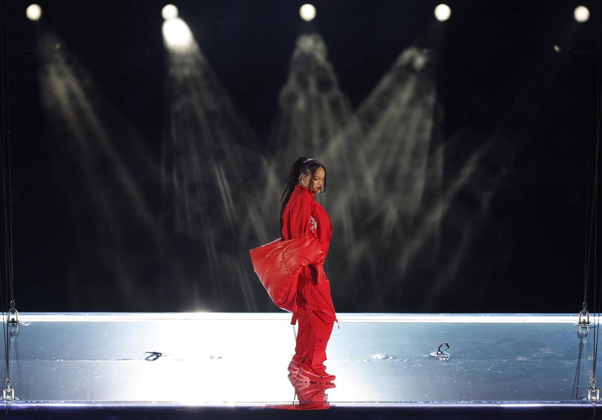 Glendale (United States), 12/02/2023.- Barbadian singer Rihanna performs during halftime of Super Bowl LVII between the AFC champion Kansas City Chiefs and the NFC champion Philadelphia Eagles at State Farm Stadium in Glendale, Arizona, 12 February 2023. The annual Super Bowl is the Championship game of the NFL between the AFC Champion and the NFC Champion and has been held every year since January of 1967. (Estados Unidos, Filadelfia) EFE/EPA/JOHN G. MABANGLO