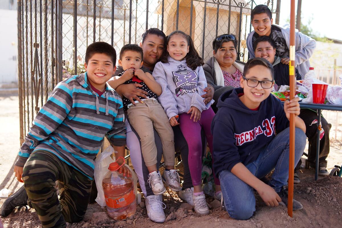 Visitan a "angelitos" en el Día de los niños muertos