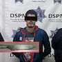 Espiaba el interior de viviendas; descubren que era buscado por dos robos de vehículo