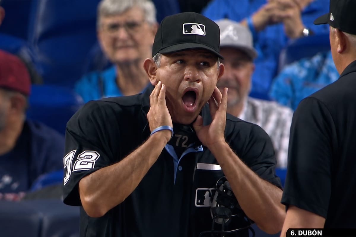 Umpire mexicano Alfonso Márquez abandona juego de MLB tras recibir foul de 95 mph en la careta