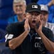 Umpire mexicano Alfonso Márquez abandona juego de MLB tras recibir foul de 95 mph en la careta