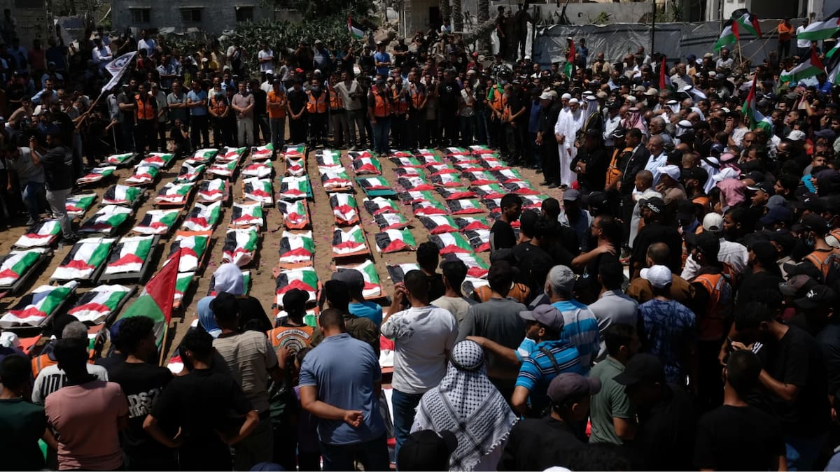 Familias de Gaza despidieron a más de un centenar de víctimas del ataque ocurrido en noviembre de 2023, después de que el alto el fuego permitió recuperar sus cuerpos. (AP)