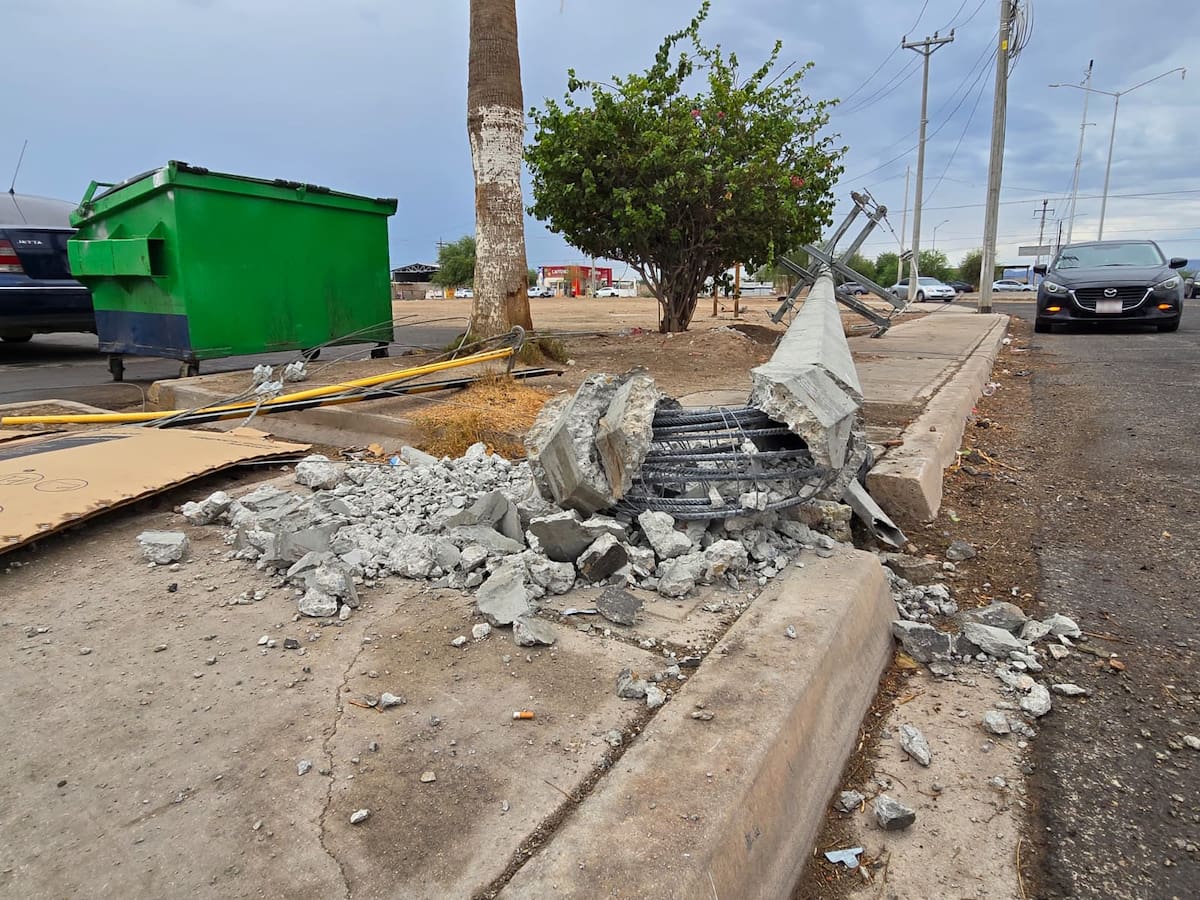Personal de la CFE informó que el poste había sido instalado recientemente y aún no se encontraba energizado.│Foto: Javier Gallegos