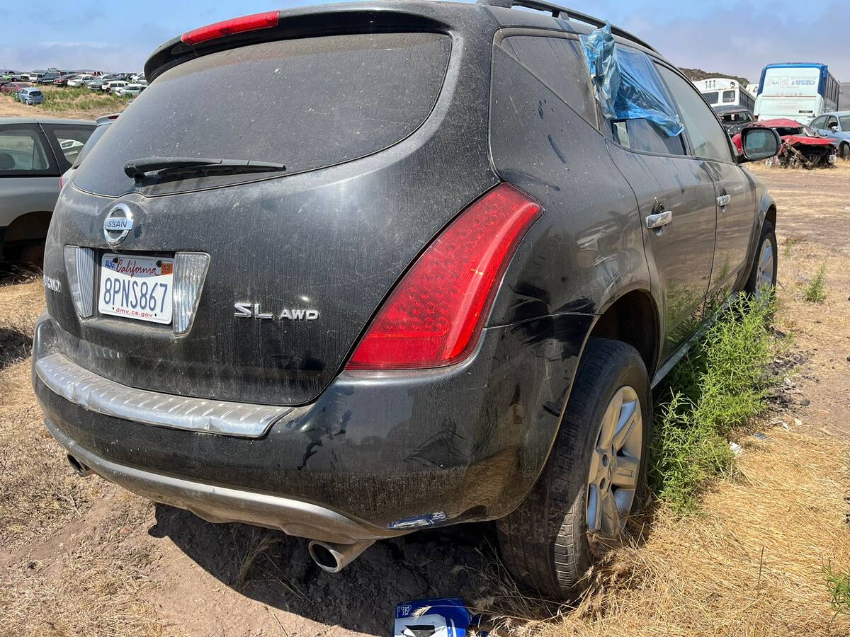 Nissan Murano 2007, negro, con placas de circulación de California.
