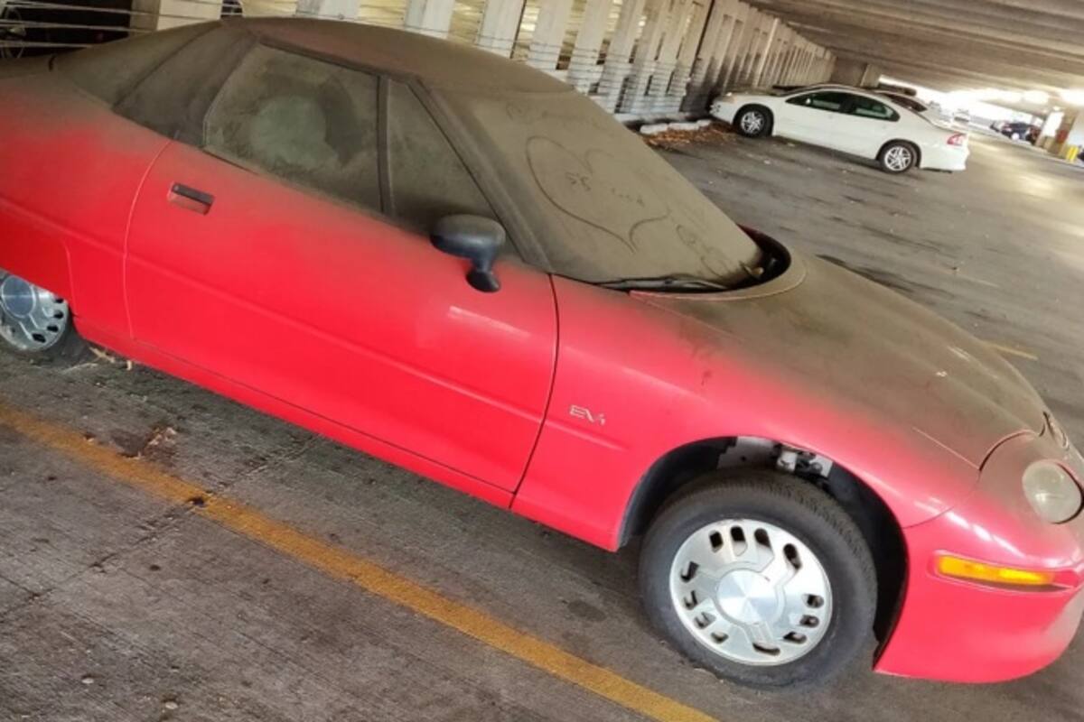 Encuentran el primer auto eléctrico en serie abandonado en un estacionamiento