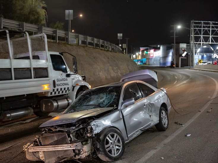 Vuelca pareja en carretera al Aeropuerto en Tijuana; derriban postes