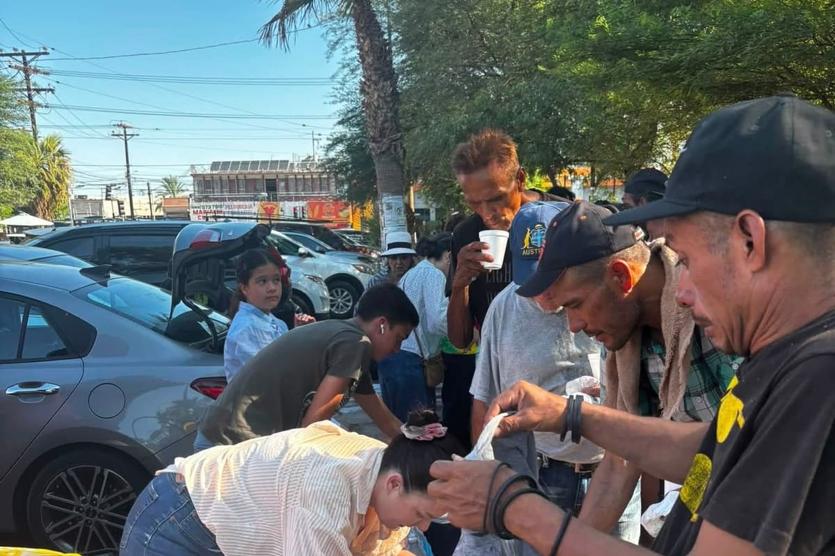 Llevan desayunos, agua y ropa a más de 125 personas en situación de calle en el Parque del Mariachi