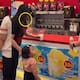 “La bebé le hizo caso a sus pensamientos intrusivos.”: Bebé pone a su madre en aprietos al comerse la nieve de otra persona