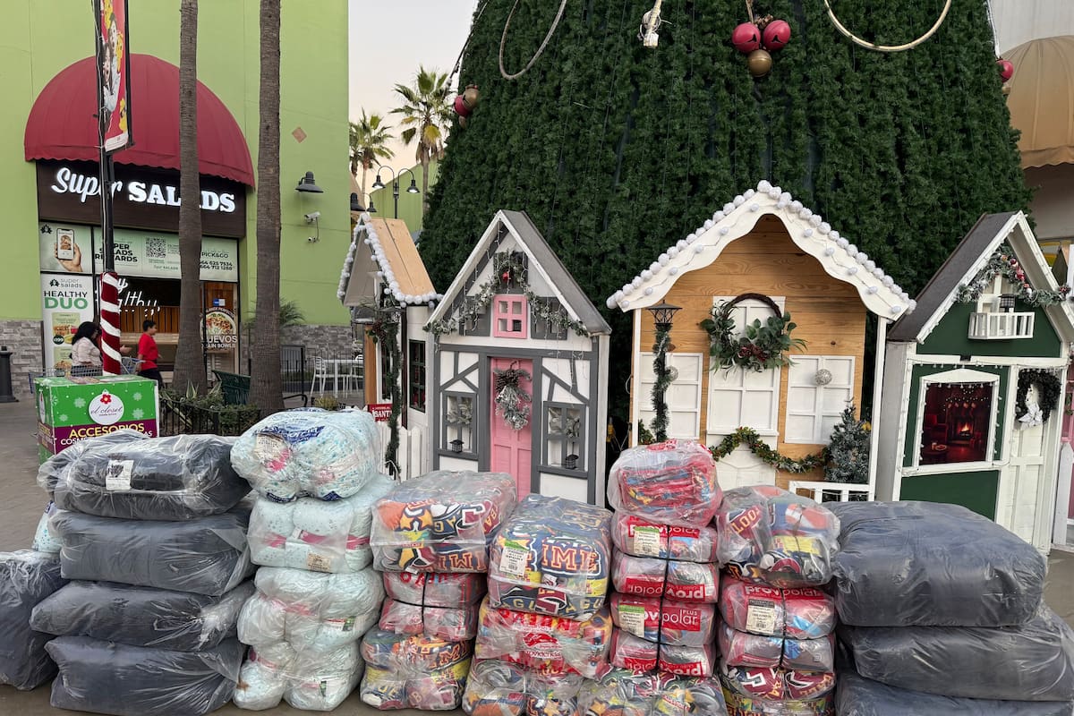 Reciben sus cobijas residentes del Ejido Lázaro Cárdenas