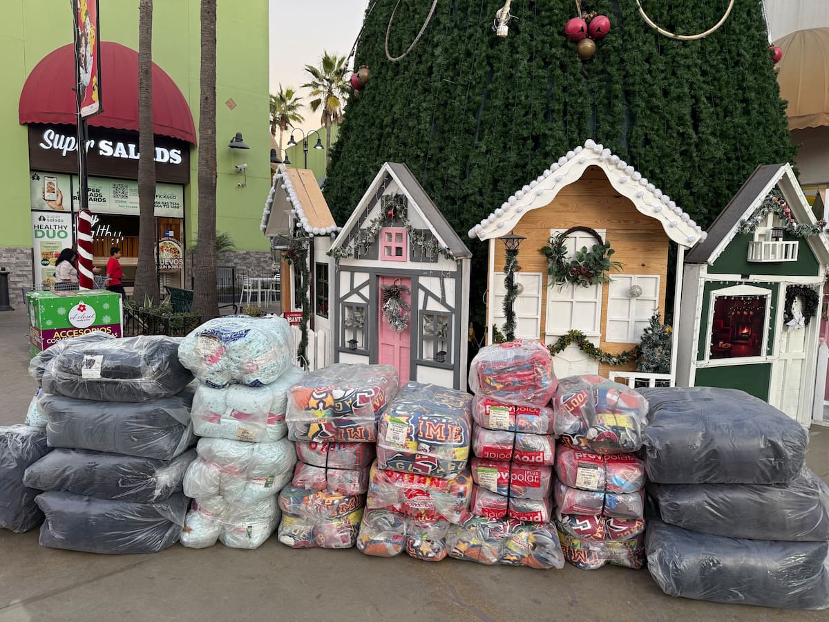 La plaza entregó 351 cobijas para reforzar la campaña invernal que beneficia a comunidades con bajas temperaturas en Tijuana. Foto: Gustavo Suarez
