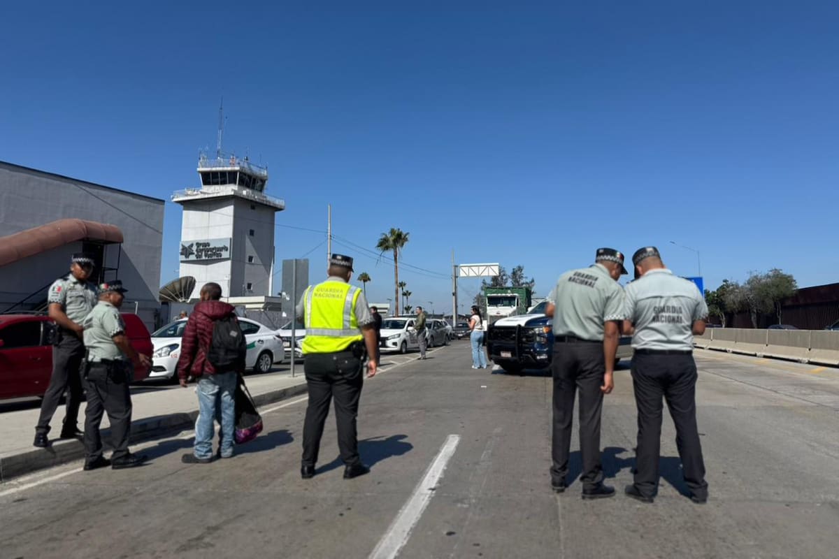 Bloqueos del CNTE generan caos vial en Aeropuerto de Tijuana; viajeros caminan para no perder sus vuelos