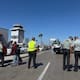 Bloqueos del CNTE generan caos vial en Aeropuerto de Tijuana; viajeros caminan para no perder sus vuelos