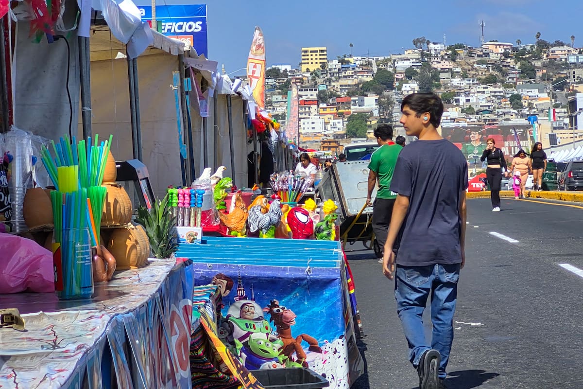 Desde temprano, comerciantes alistaron sus puestos para el Grito en Tijuana