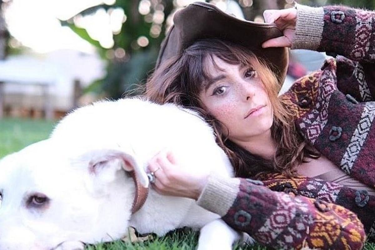 Natalia Téllez se le pasan las gotas de cannabis y dice "platicó" con su mamá fallecida