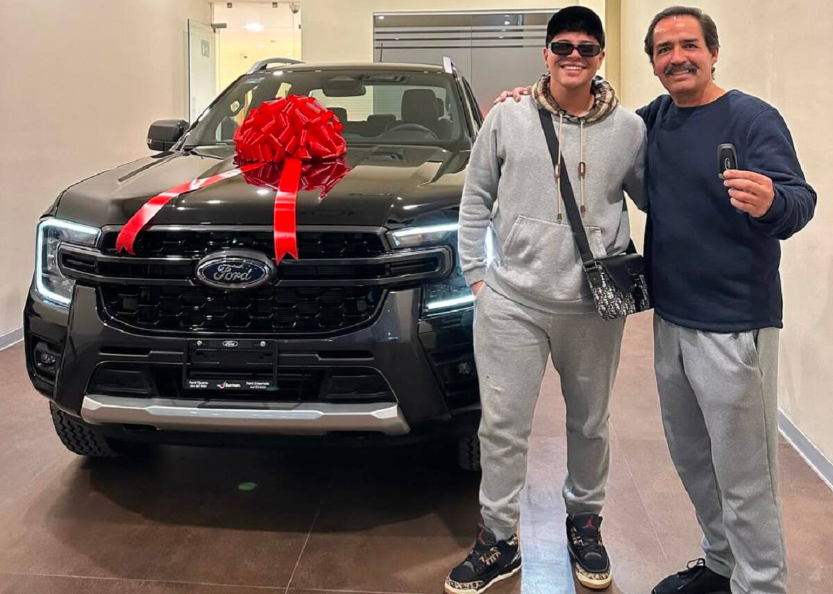 Agradecido por todo lo que le ha dado, Eduin Caz le regaló a su segundo papá este modelo Ford.