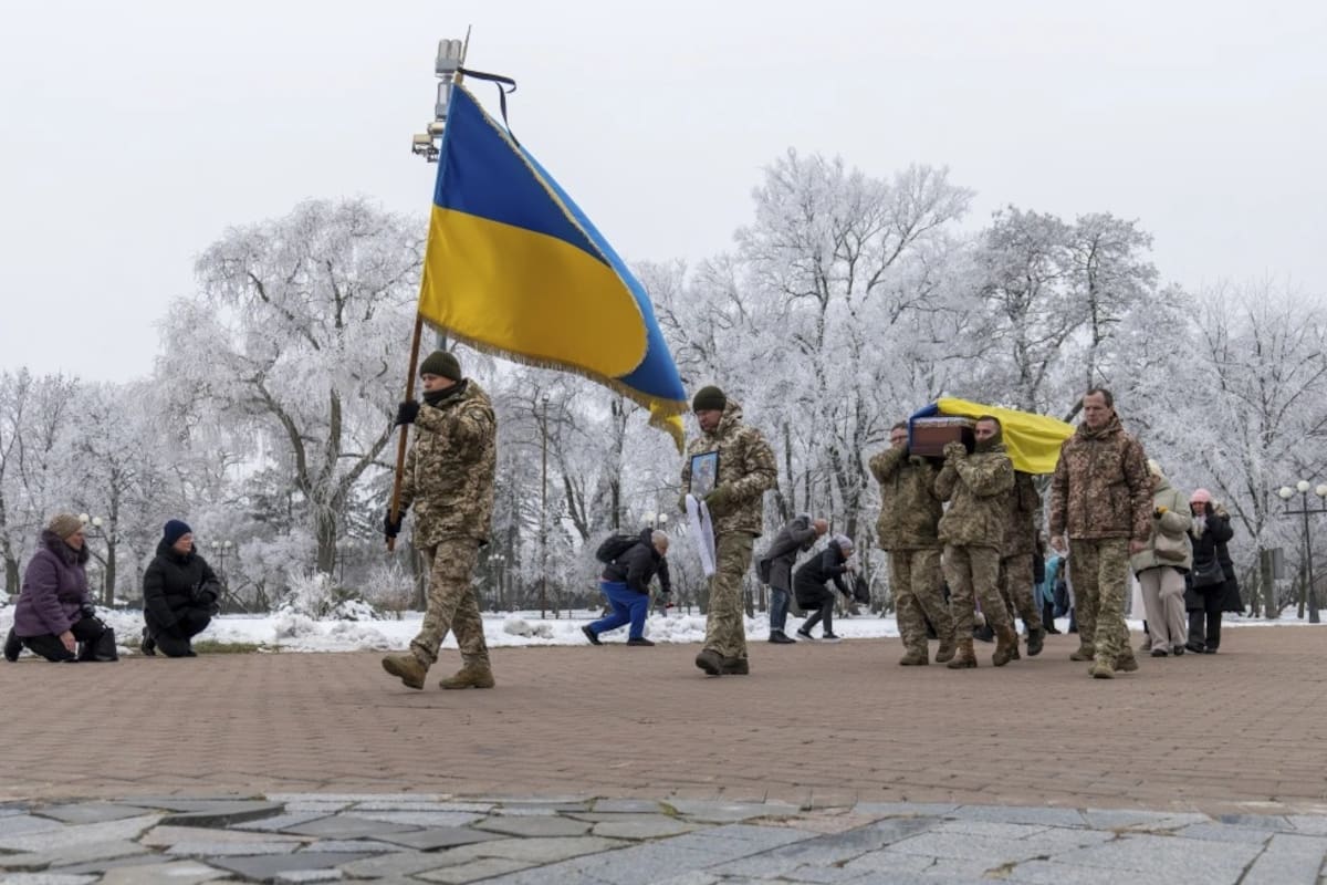 Compañeros soldados llevan el ataúd del actor principal del teatro musical y dramático Petro Velykiy, de 48 años, quien murió en una batalla con las tropas rusas en la región rusa de Kursk, durante una ceremonia de despedida en Chernyhiv, Ucrania, el miércoles 27 de noviembre de 2024. | Crédito: AP/Dan Bashakov.