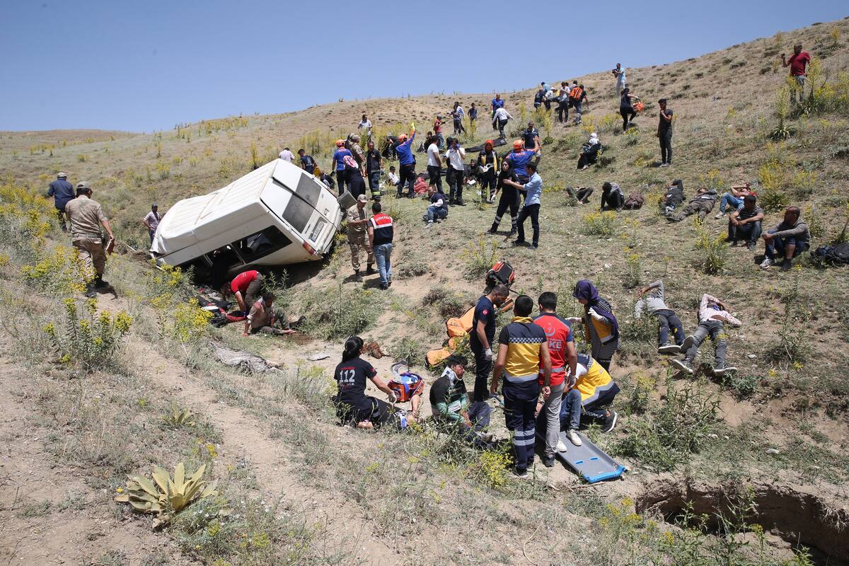 Mueren 16 inmigrantes al volcar furgoneta en Turquía; hay 51 heridos