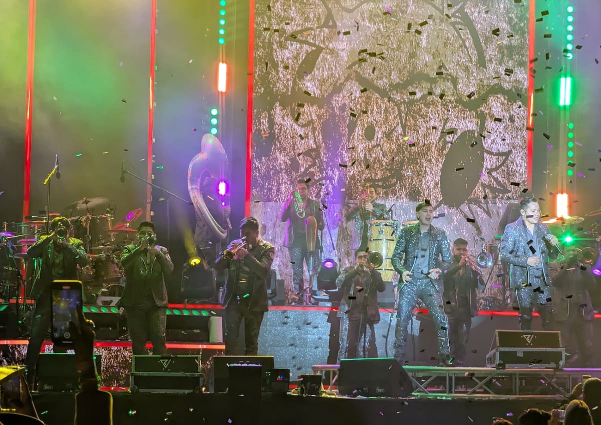 Los vocalistas Jeypi y Rafael González compartieron un popurrí de éxitos de la agrupación.