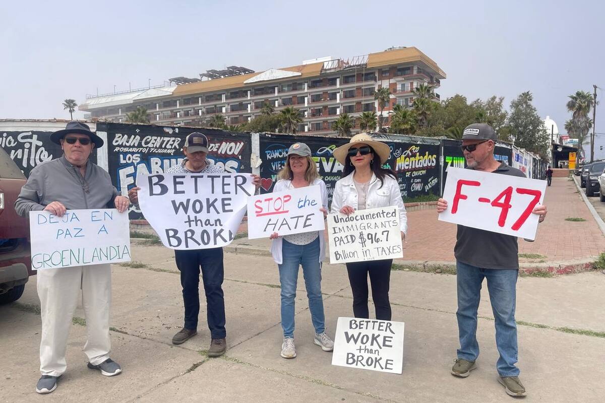 Estadounidenses protestan en Rosarito contra políticas de Donald Trump