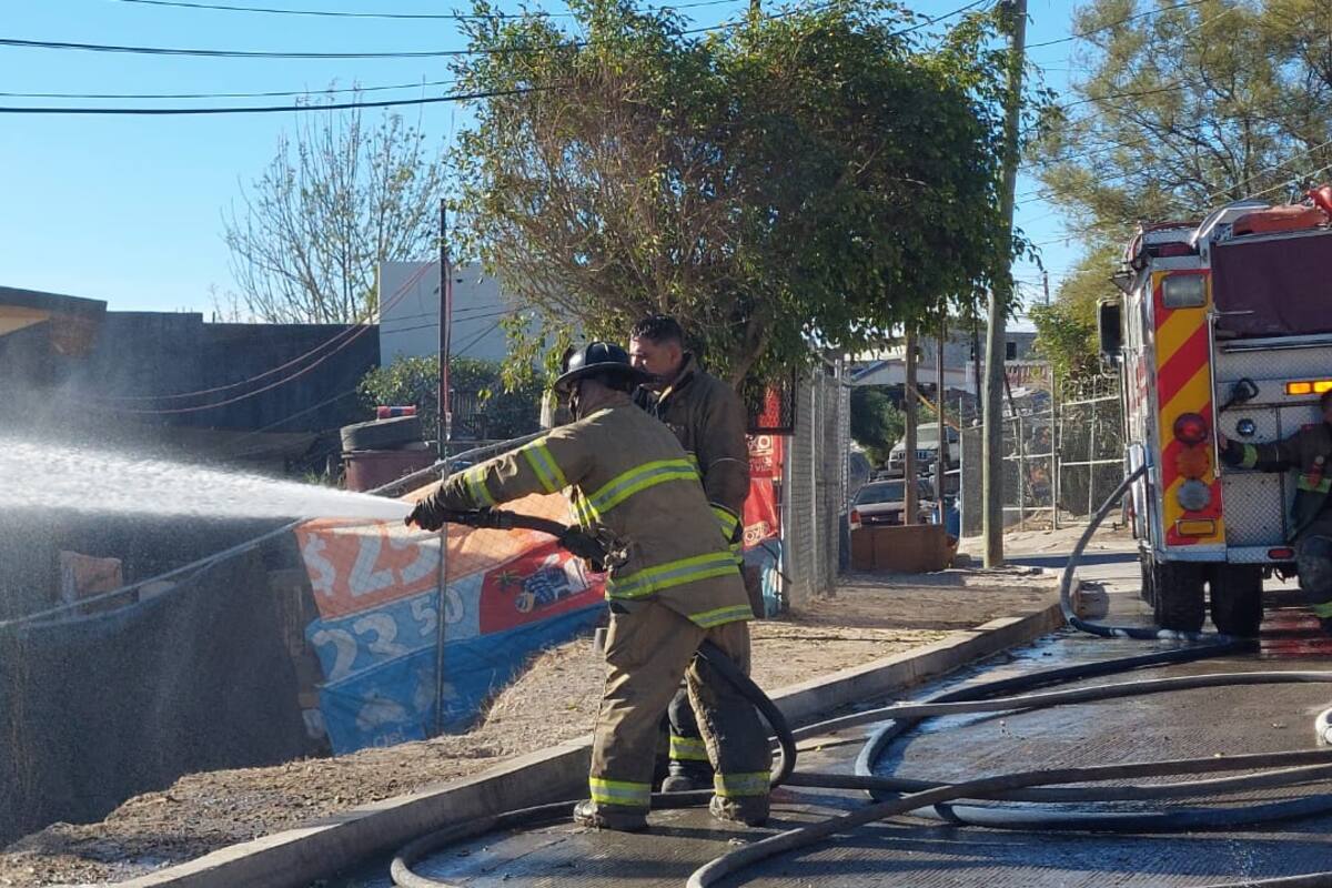Incendio consume dos viviendas en la colonia El Tecolote