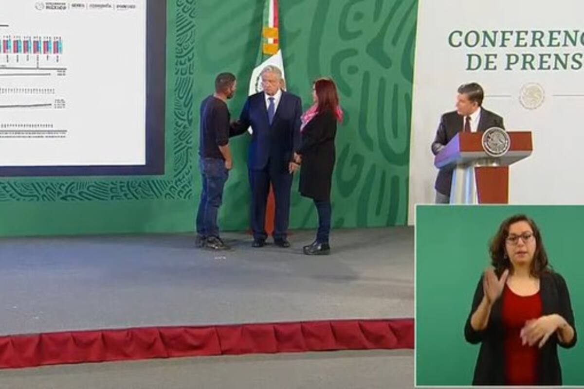 Joven burla seguridad y entra a la conferencia de AMLO
