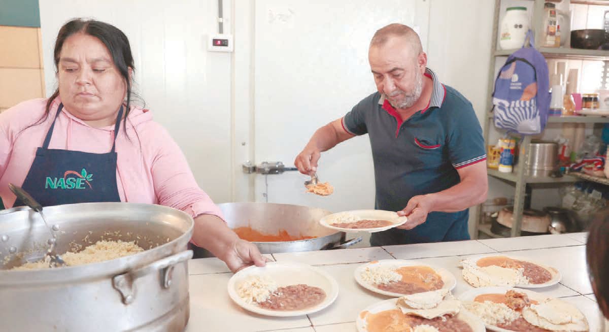 A diario brinda alimento a cerca de 300 personas, pero en estas fechas donde el trabajo escasea, llega a atender de 500 a 600 personas.