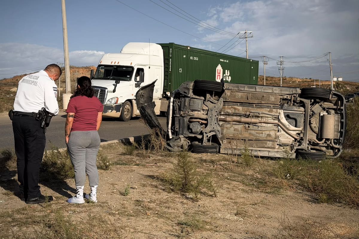 Vuelca automóvil tras choque en el bulevar 2000