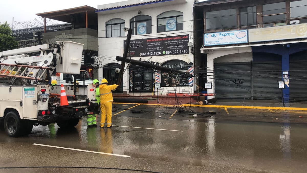 Los postes cayeron a la altura de la colonia Villa Floresta y uno de ellos tenía un transformador, lo que dejó sin luz la zona. Foto: Carmen Gutiérrez