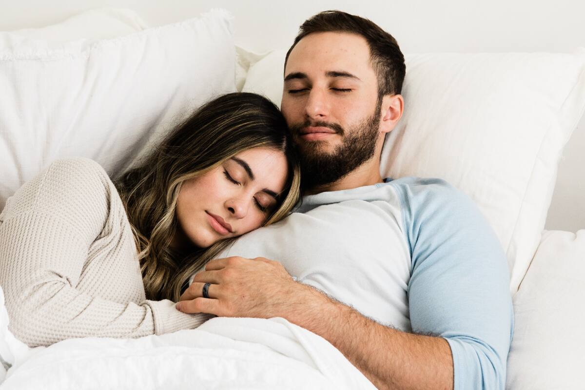 Dormir junto a una pareja tiene estos beneficios para la salud, estudios revelan