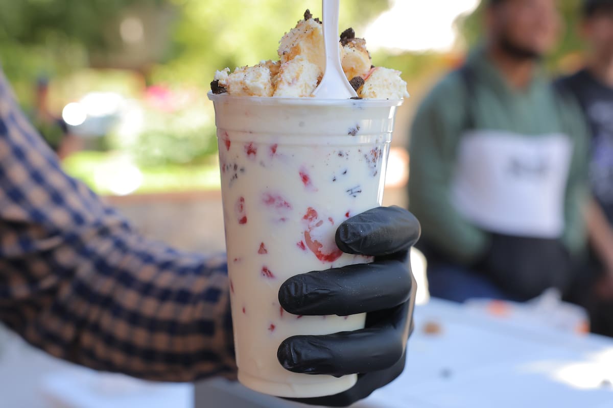Yahir Antonio Avilés combina sus estudios con la venta de fresas
con crema en el campus de la Unison. | Crédito: Julio A. Clark
